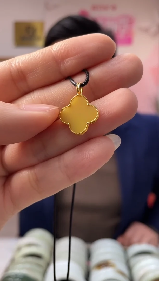 【闪购商品】和田玉颈饰18K金镶嵌黄玉四叶草吊坠随机发一件