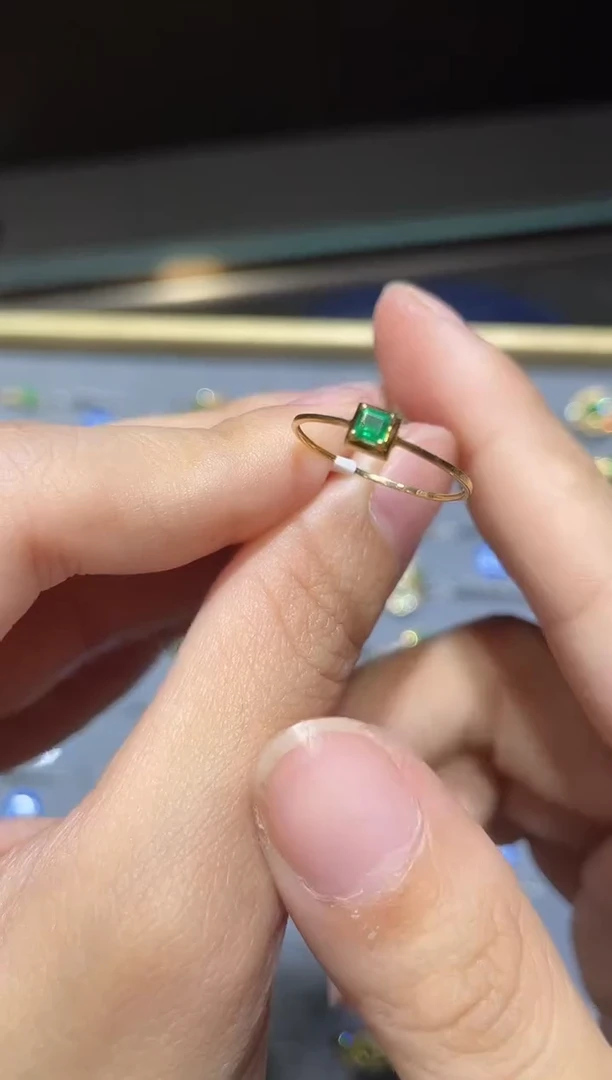 18K金镶嵌戒指祖母绿1
