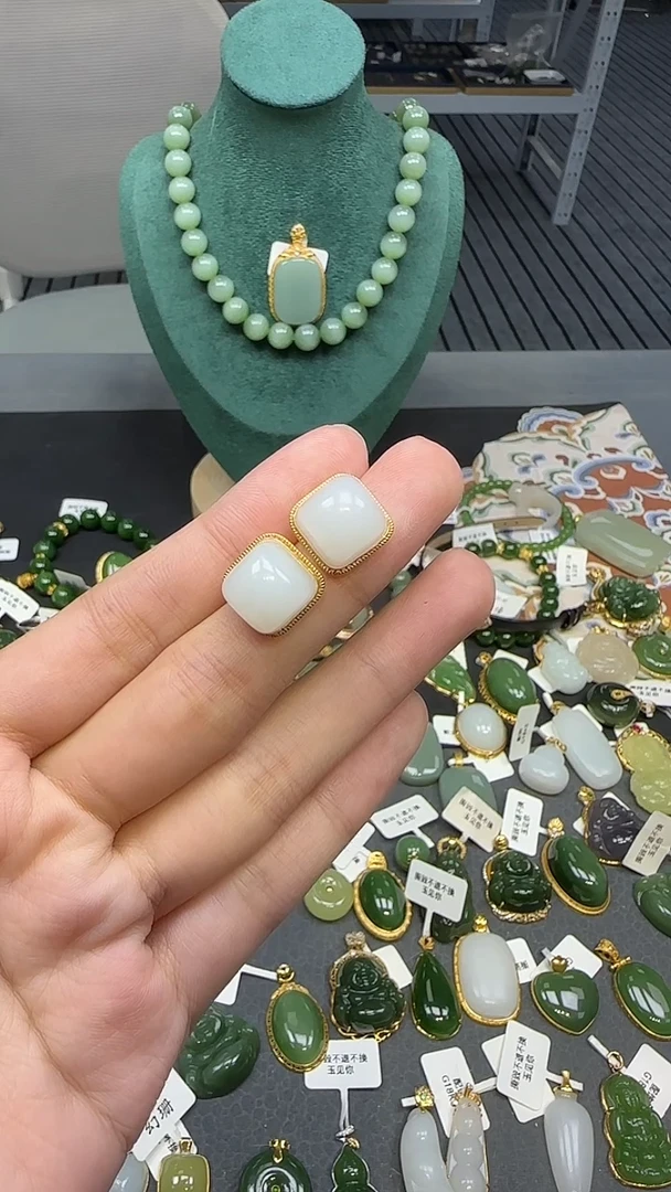 18K金镶嵌和田玉耳饰1