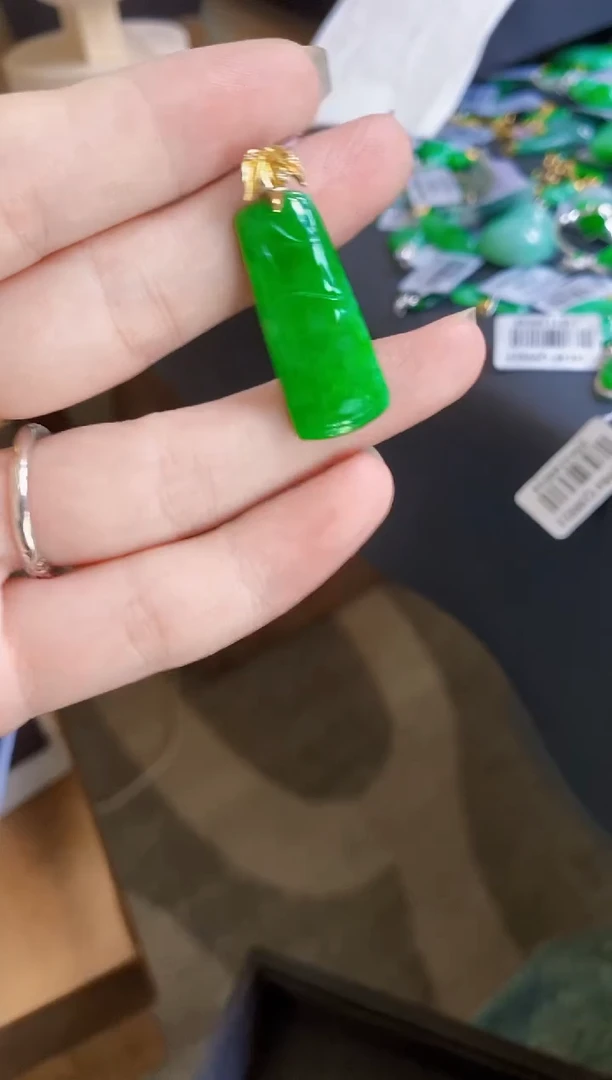 翡翠18K金镶嵌颈饰竹节