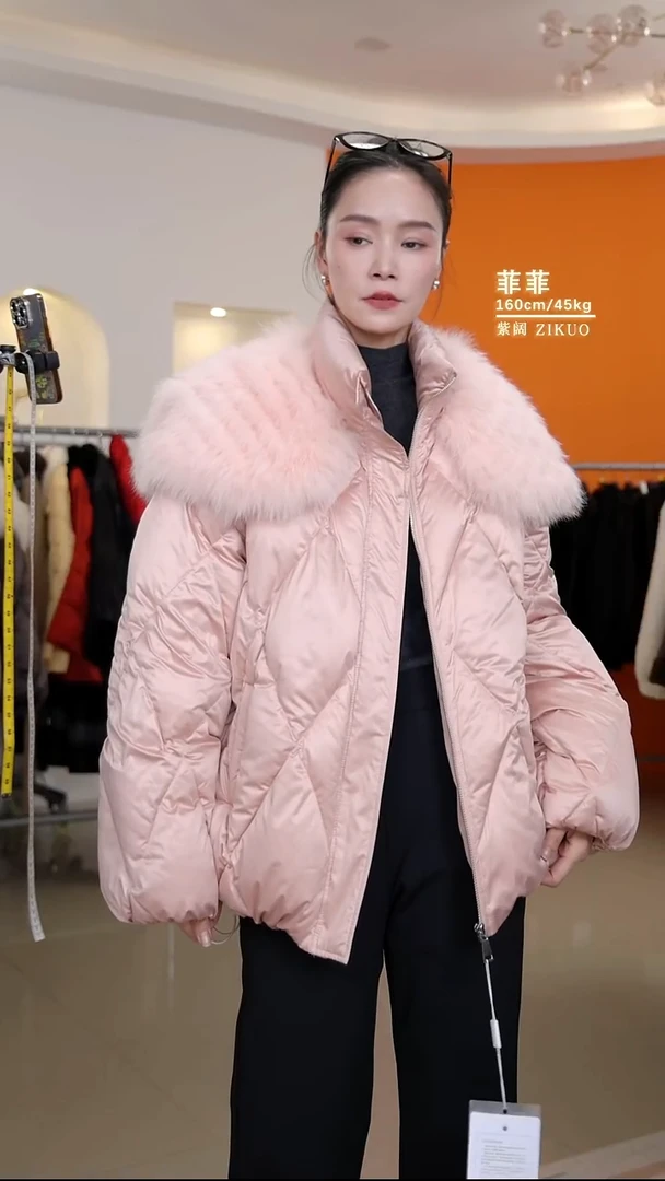 粉色，深铁灰 ，浅灰色， 白色纯毛领 ，白色撞色领/下单请备注颜色