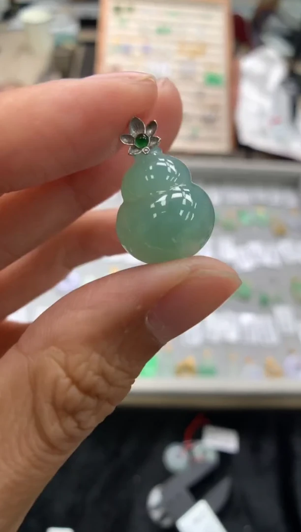 颈饰18K金镶嵌翡翠葫芦
