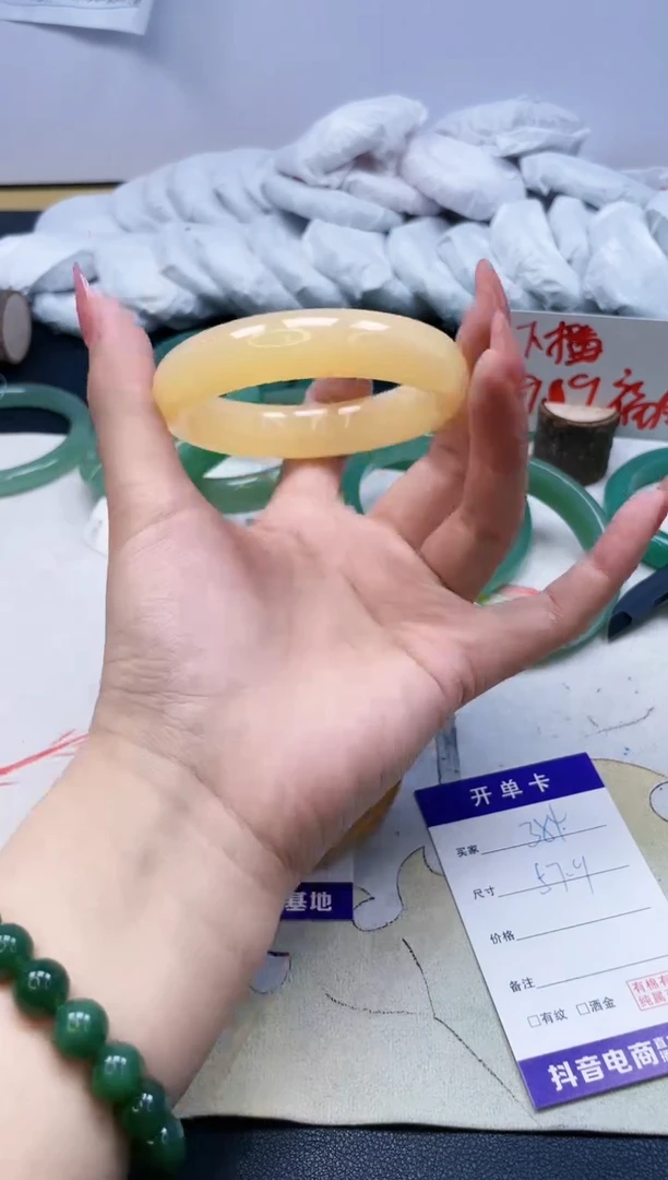 【闪购商品】石英质玉手镯未镶嵌384/57.9