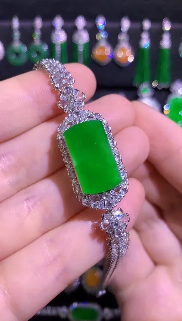 18K金镶嵌手链翡翠高冰满绿起光无事牌
