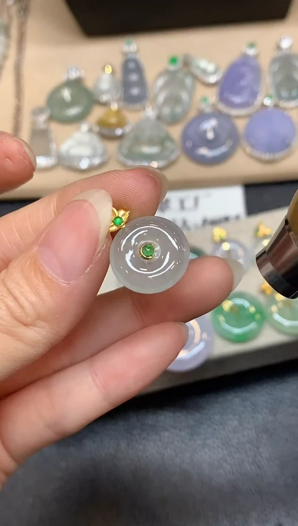 颈饰18K金镶嵌翡翠平安扣【无服务费