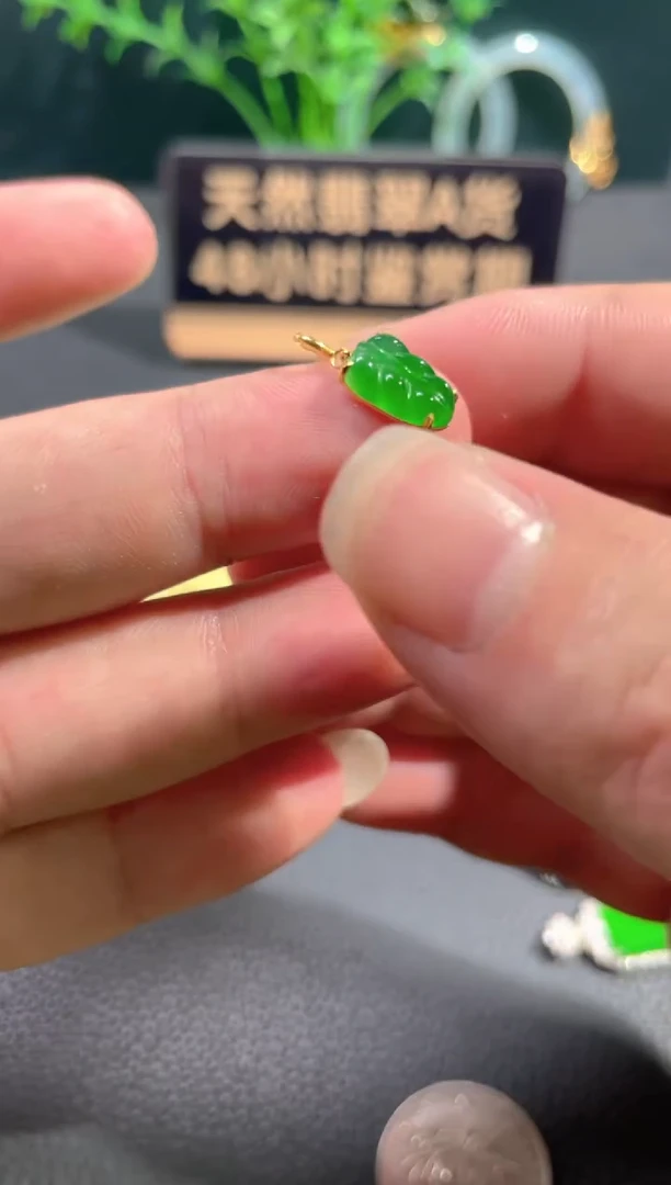 翡翠18K金镶嵌颈饰翡翠