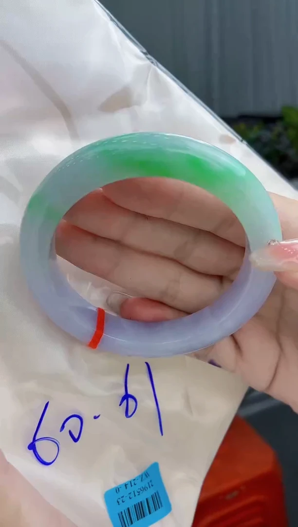 翡翠手镯未镶嵌翡翠手镯