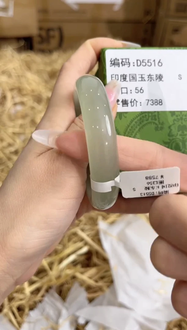 未镶嵌手镯石英质玉D5516