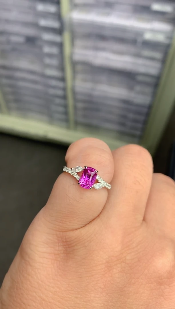 【闪购商品】彩色蓝宝石戒指18K金镶嵌1.5ct 粉蓝宝戒指