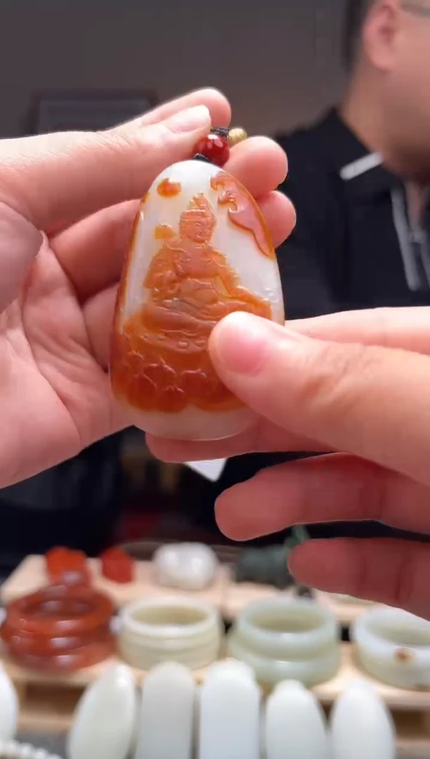 颈饰未镶嵌和田玉吊坠