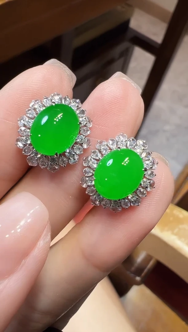 18K金镶嵌翡翠耳饰蛋面