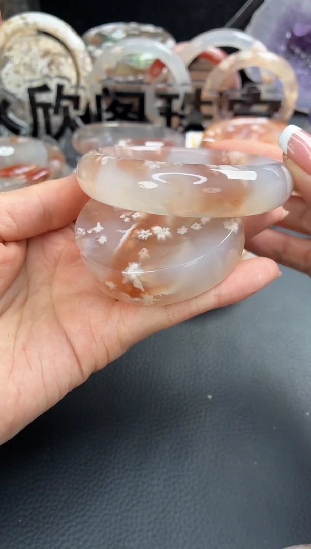 未镶嵌手镯（圆镯）石英质玉58