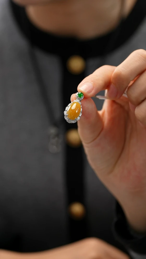 颈饰18K金镶嵌翡翠蛋面吊坠