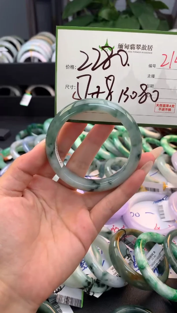 未镶嵌定制翡翠毛货需精细抛光+多人