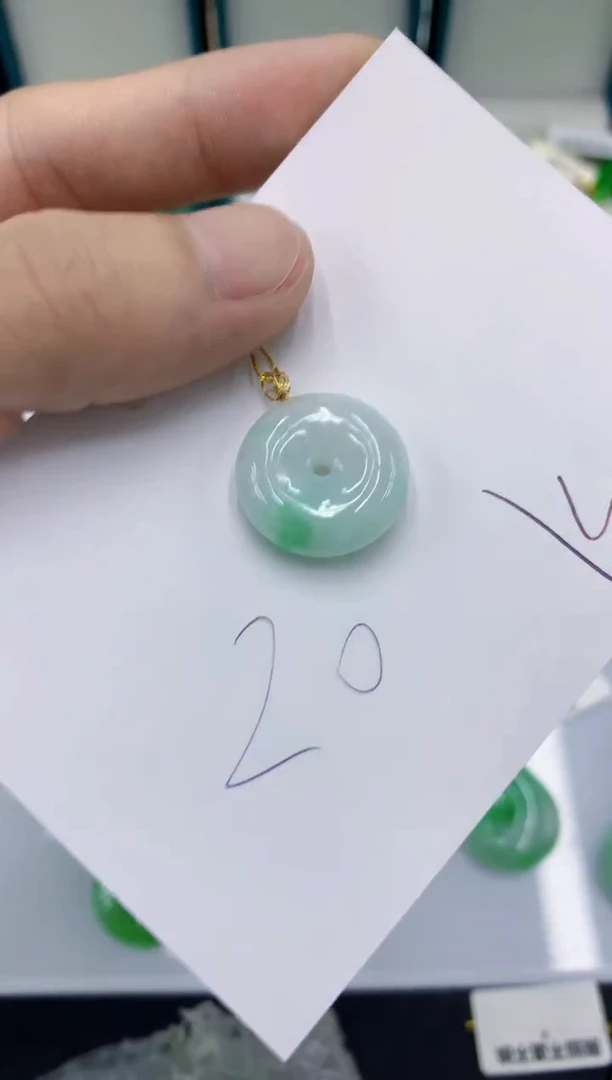 翡翠18K金镶嵌颈饰翡翠