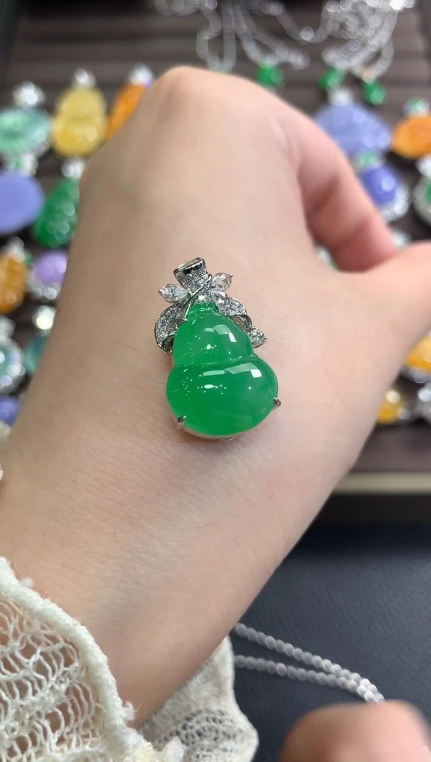 吊坠(不含链)18K金镶嵌翡翠春日珠宝 D18