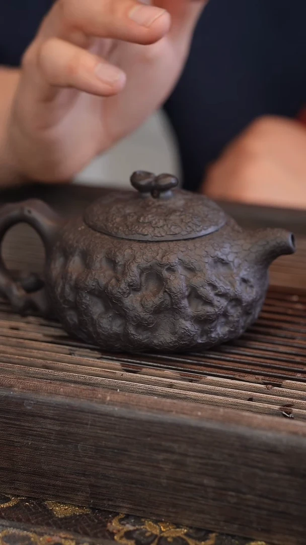茶壶紫砂供春 黑金砂 260cc