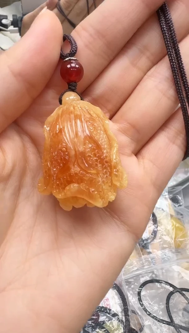 未镶嵌琥珀裸石如图