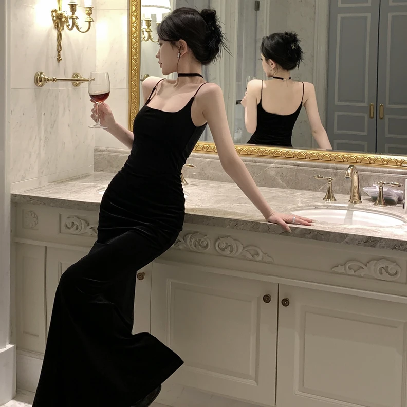 高级感丝绒吊带连衣裙女法式气质御姐生日礼服黑色包臀长裙子