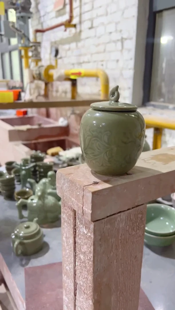 微瑕】耀州窑莲纹小罐一个