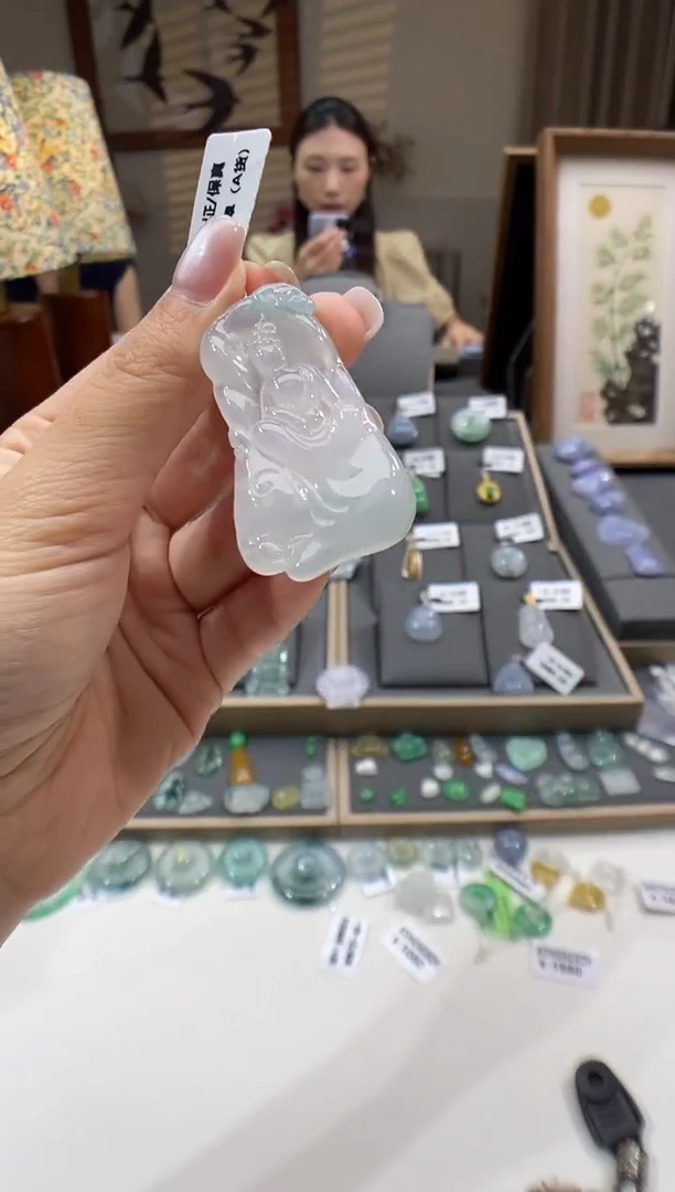 翡翠未镶嵌颈饰观音