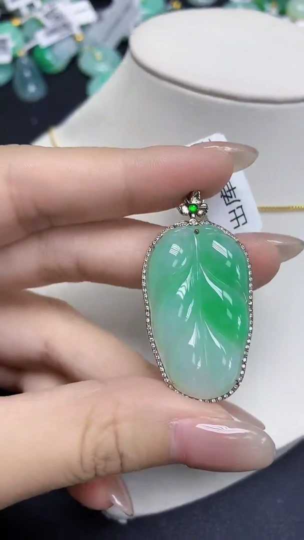 翡翠18K金镶嵌颈饰天然缅甸翡翠A货