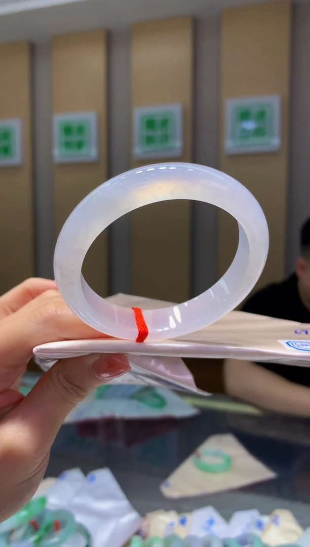 翡翠手镯未镶嵌-Q111圈口56.8*12.5*8.3