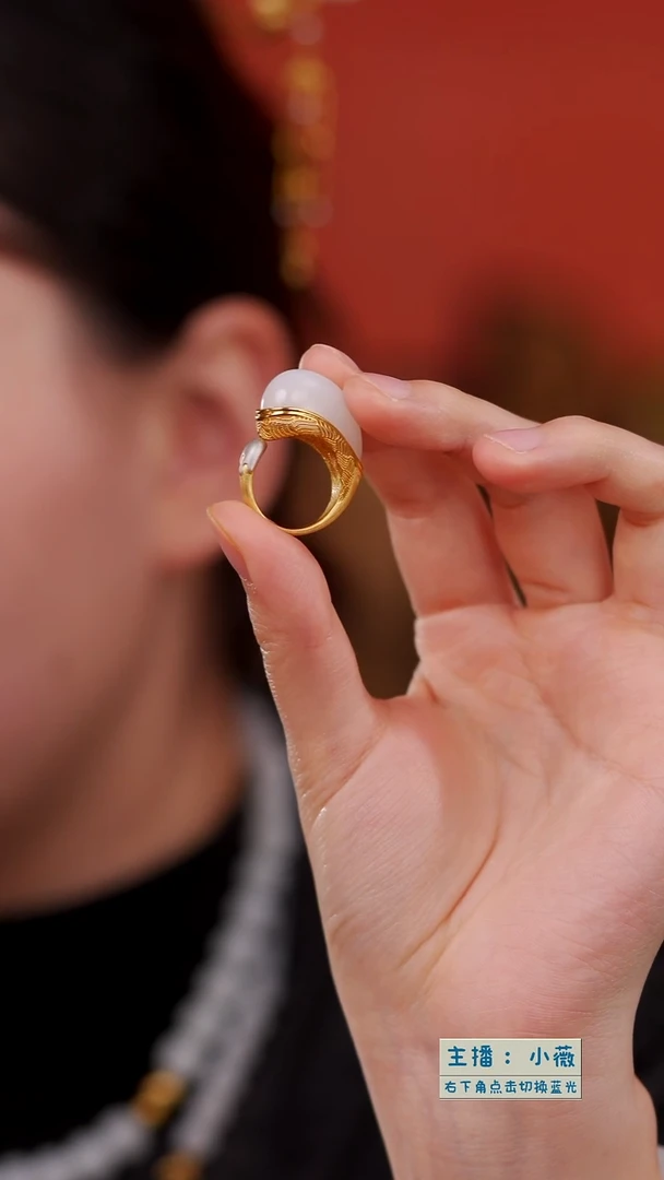 18K金镶嵌戒指和田玉水滴