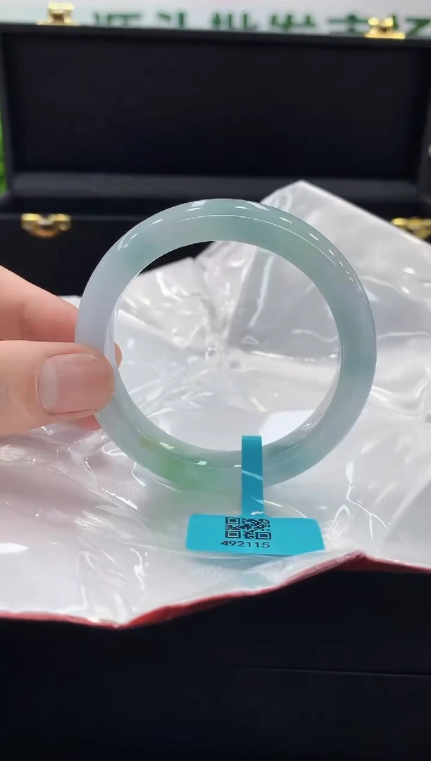 翡翠手镯未镶嵌手镯
