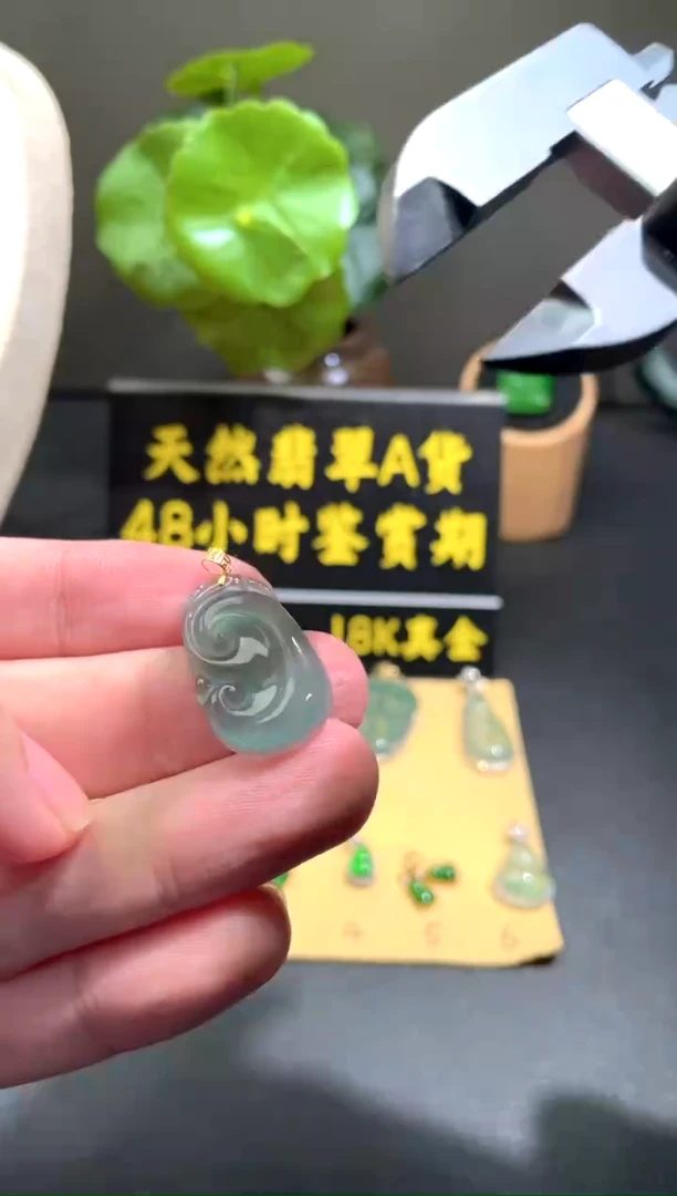 颈饰18K金镶嵌翡翠翡翠A货