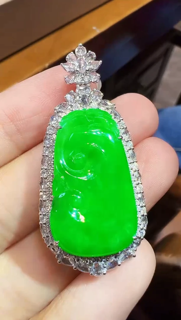 颈饰18K金镶嵌翡翠如意