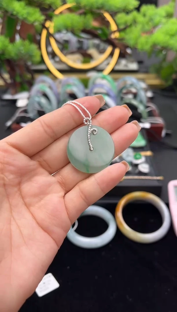 颈饰18K金镶嵌翡翠吊坠