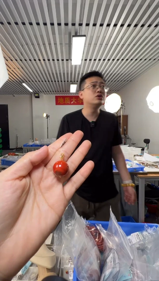 南红玛瑙18K金镶嵌吊坠(不含链)约18mm瓦西料牛血红南红圆珠吊坠1