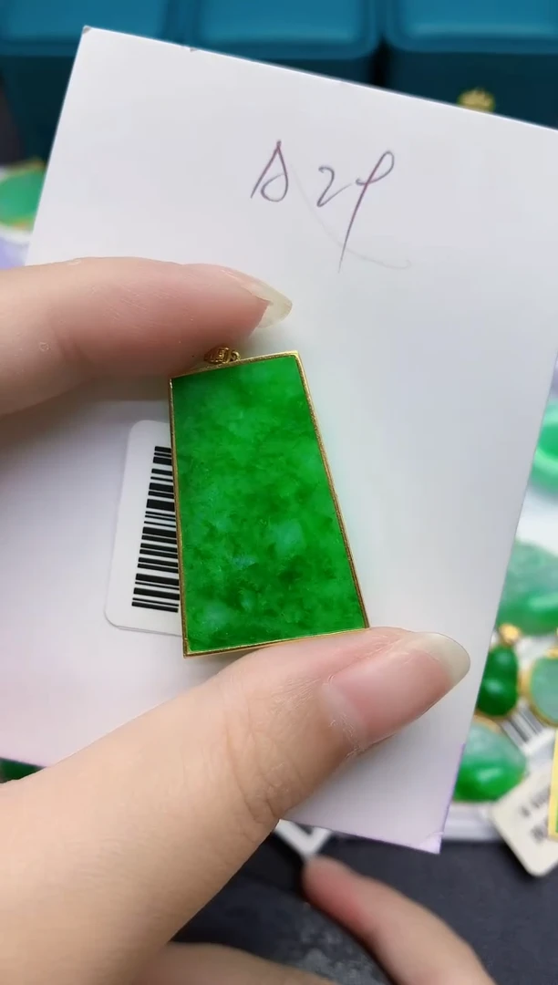 颈饰18K金镶嵌翡翠缅甸天然翡翠A货