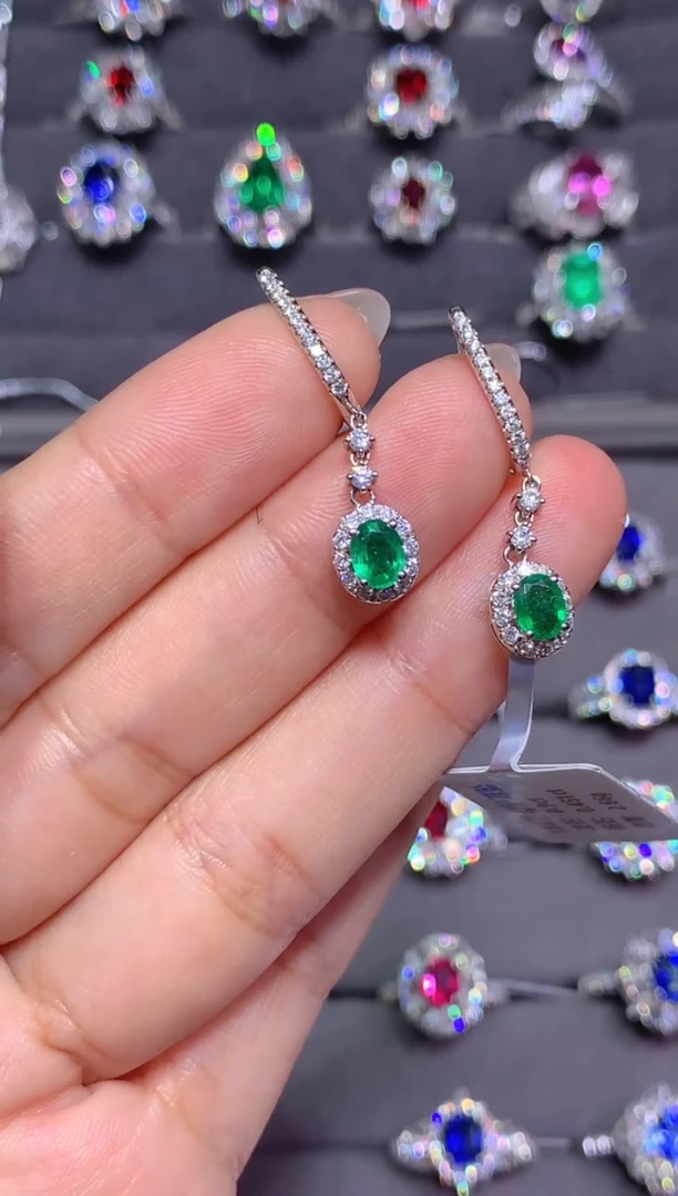 18K金镶嵌耳饰祖母绿0.9ct