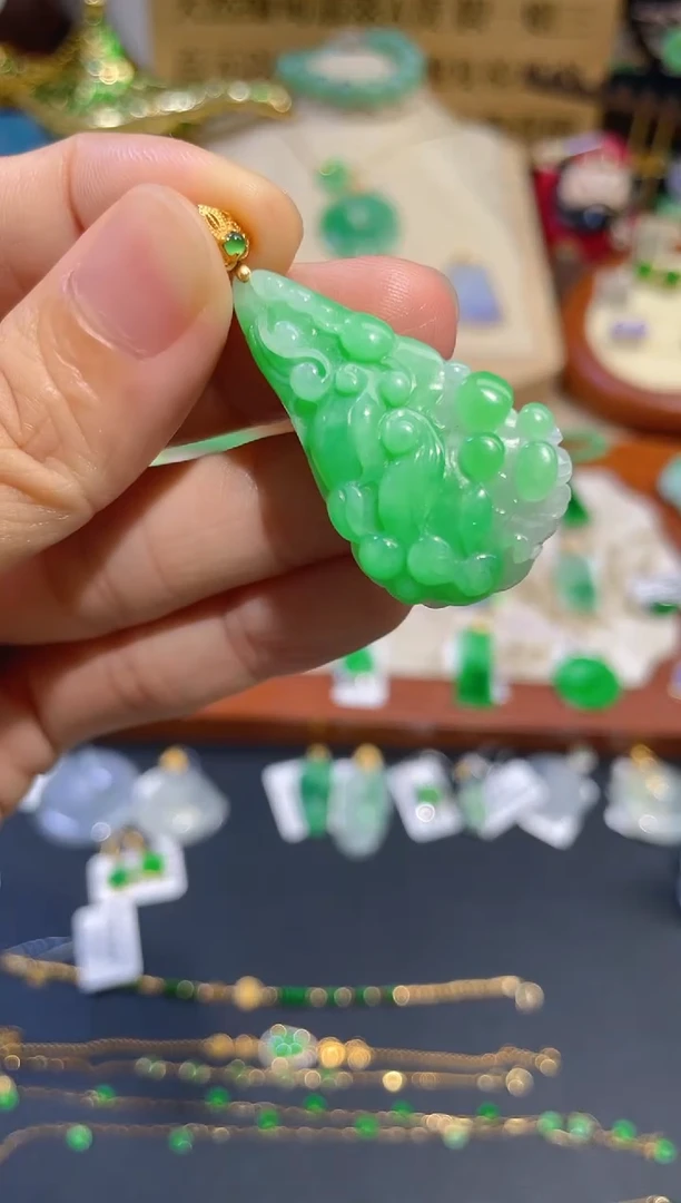 翡翠18K金镶嵌颈饰白菜