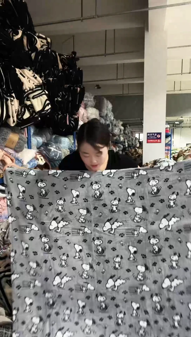 混纺主播手上展示的产品