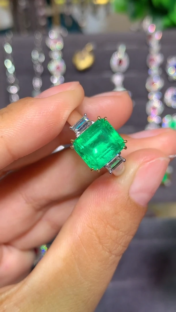 18K金镶嵌戒指祖母绿3.35CT