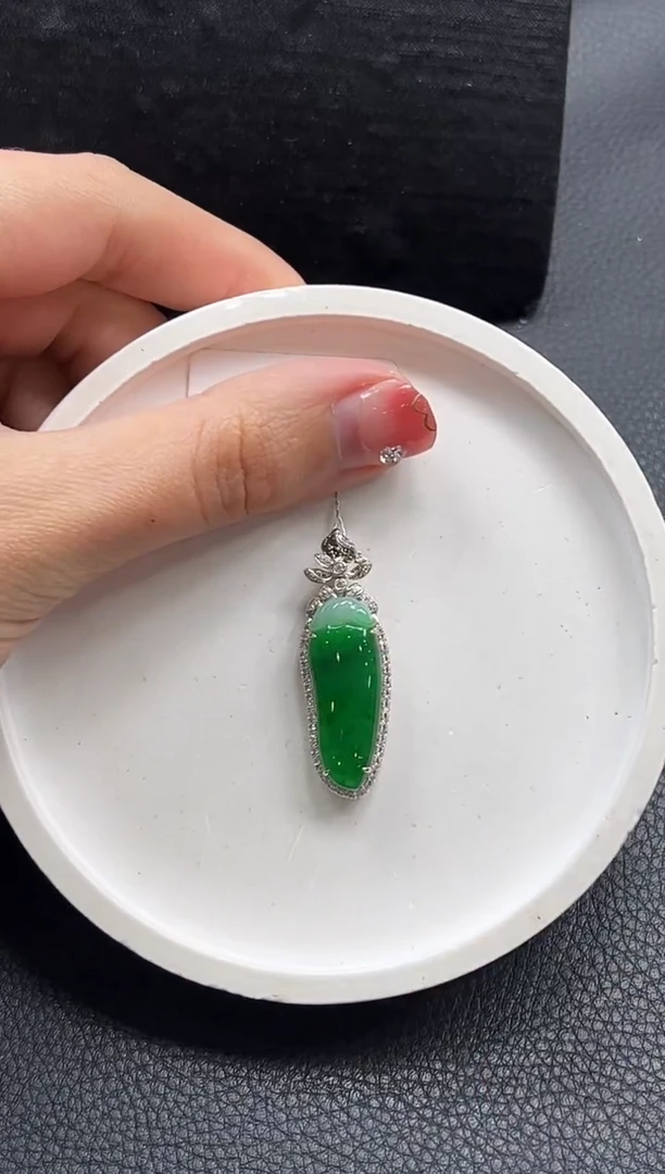 【闪购商品】翡翠颈饰18K金镶嵌辣椒