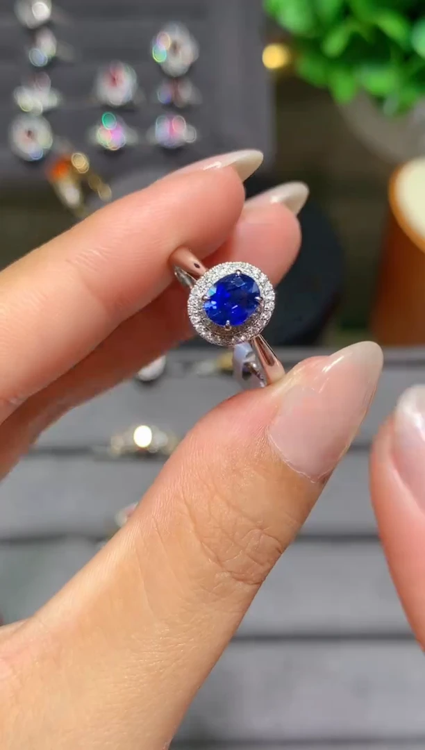 蓝宝石戒指18K金镶嵌0.8CT
