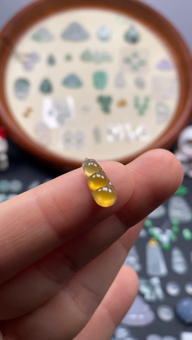 颈饰未镶嵌翡翠高冰黄翡豆子/芬