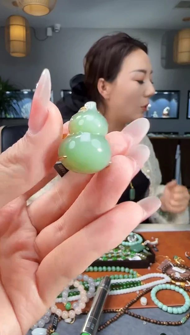 18K金镶嵌戒指和田玉1