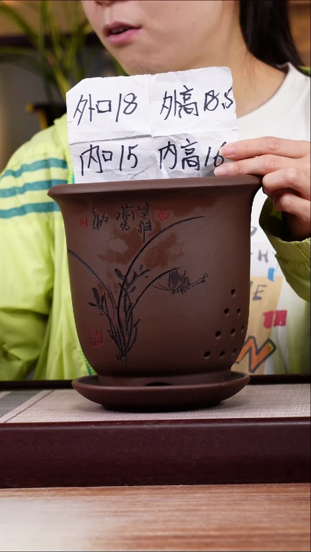 紫砂花盆紫泥刻绘小金钟一只带托