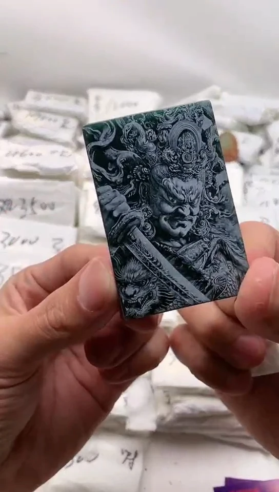 翡翠未镶嵌颈饰不动 属鸡