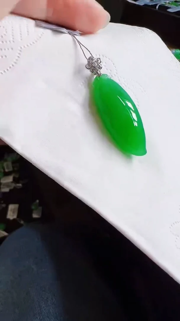 颈饰18K金镶嵌翡翠缘*瓜