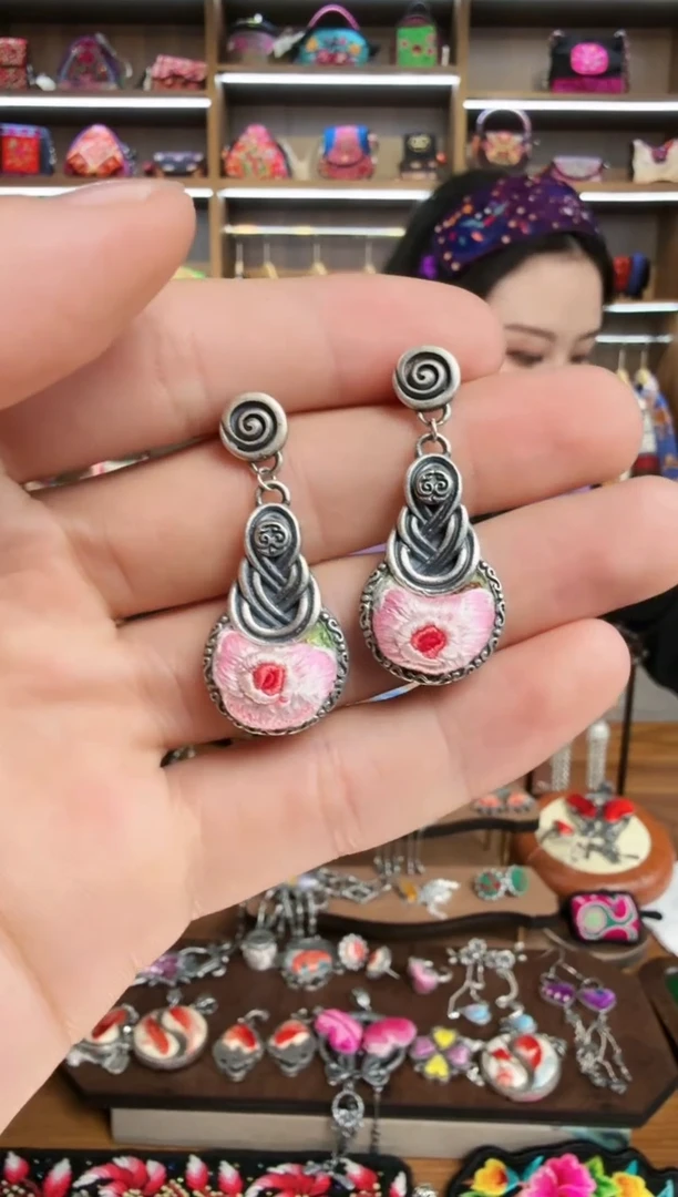 【闪购商品】织绣107蒙阿苏苗绣传承