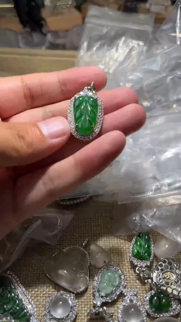 翡翠未镶嵌颈饰无