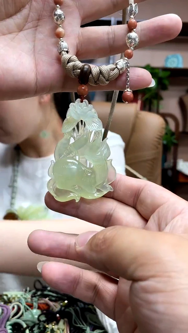 岫玉未镶嵌颈饰·