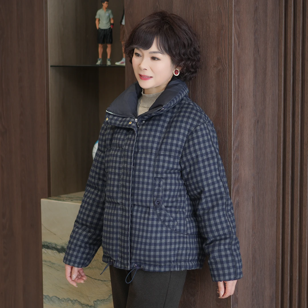 妈妈冬装短款羽绒服女中老年女装洋气冬季中年白鸭绒外套