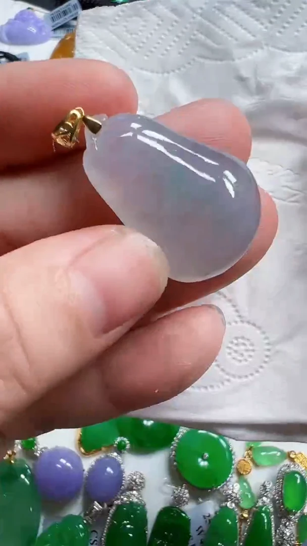 颈饰18K金镶嵌翡翠瓜